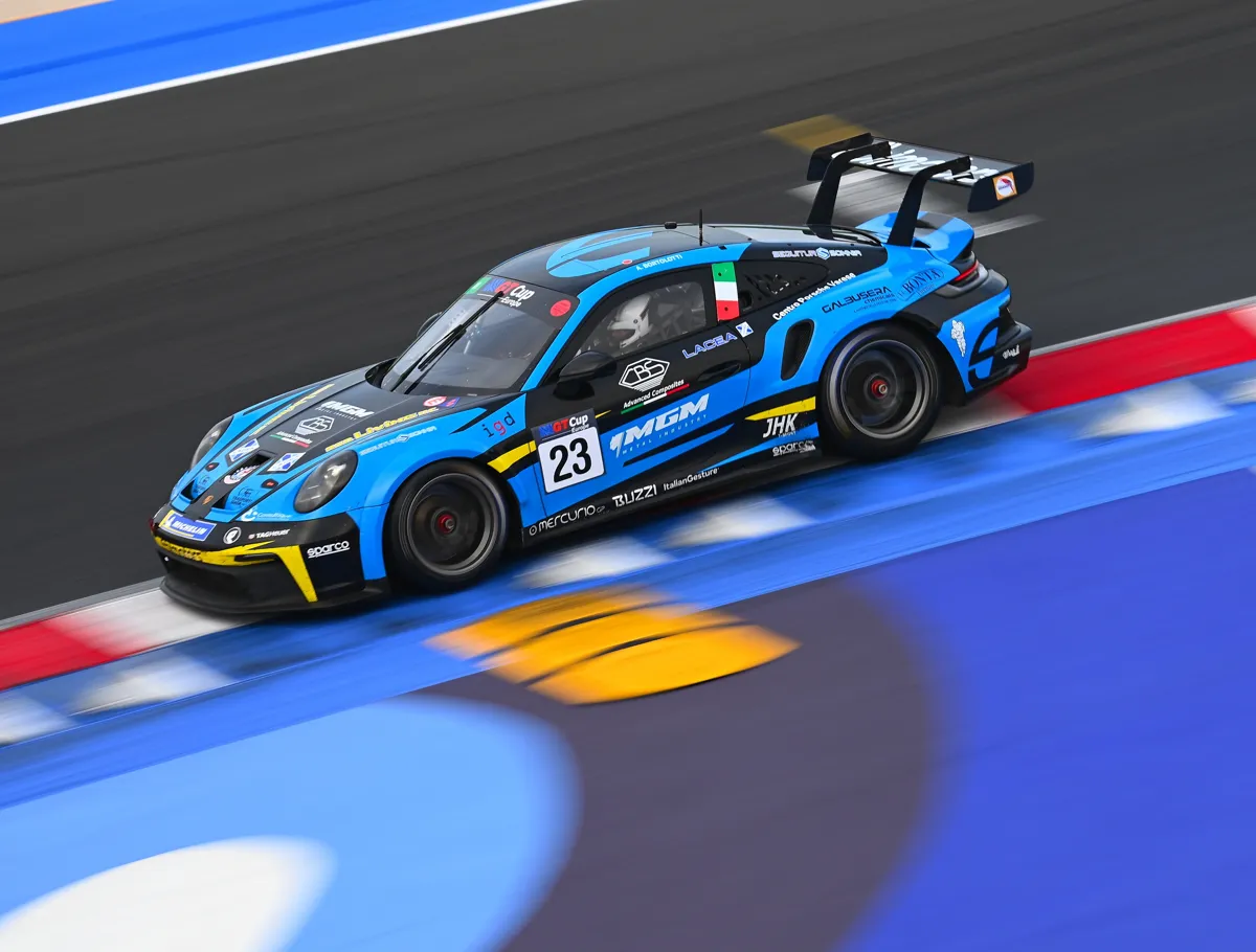 Porsche Cup azzurra numero 23 in pista