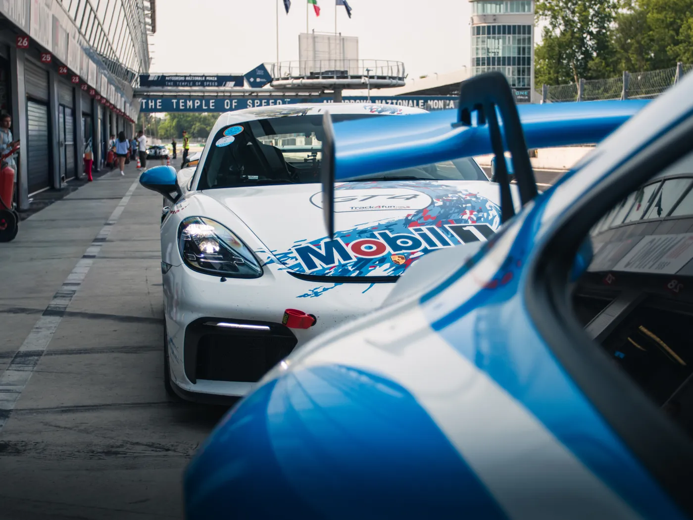 Porsche GT4 in Pit-Lane a Monza