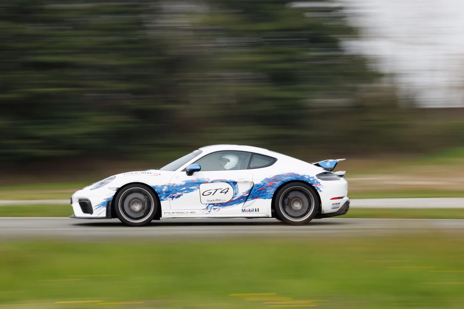 Porsche 718 GT4 in pista, vista laterale