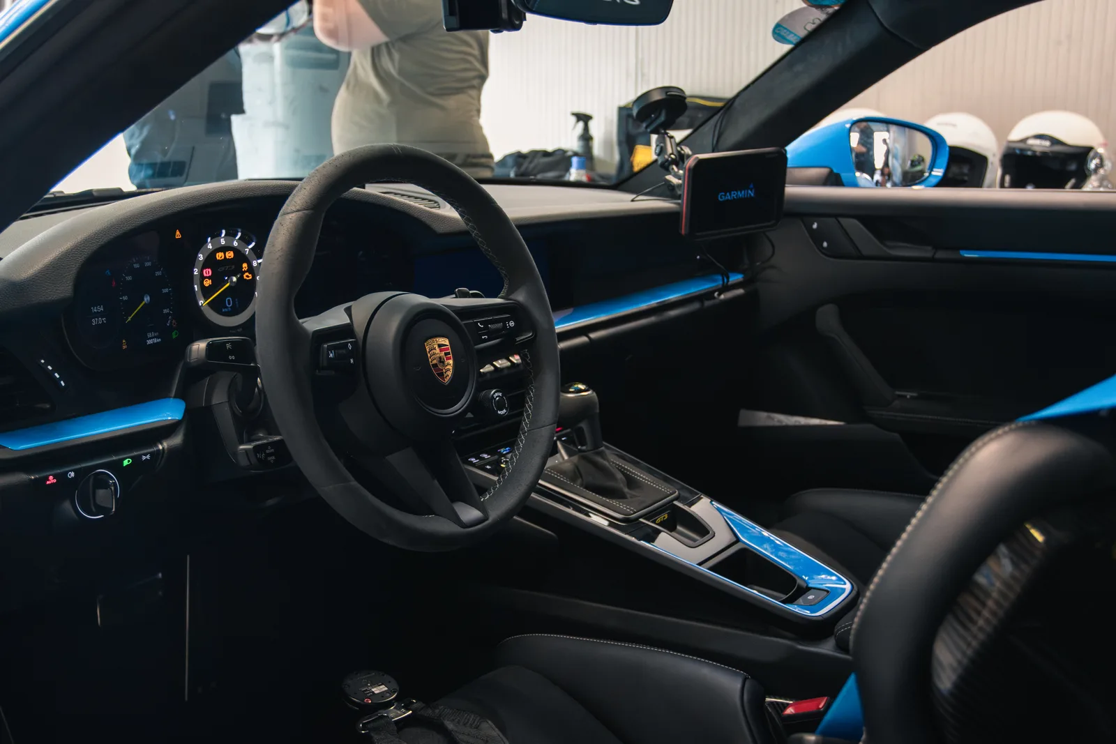 Abitacolo Porsche 992 GT3 con Garmin Catalyst