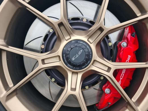 Porsche GT3 con dischi freno scomponibili Girodisc e pinza rossa